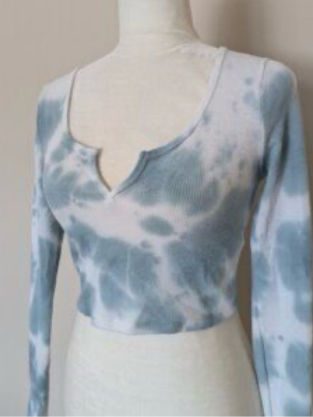 Garage Blue and White Tie-Dye Notch Scoop Long Sleeve Crop Top